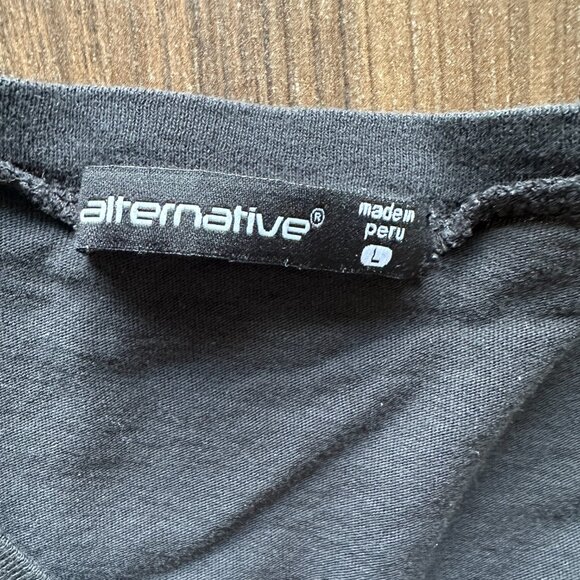 Alternative back v-neck t-shirt - Picture 2 of 4